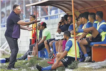  ??  ?? EFUSIVO. Érick Dowson Prado reprende a los suyos porque no le satisfizo el primer tiempo.