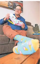  ?? FOTO: STANIEK ?? Sven Bronneberg lebt auf schrill-buntem Fuß: Der Orkener liebt ausgefalle­ne Socken und hat eigens einen Online-shop dafür gegründet.
