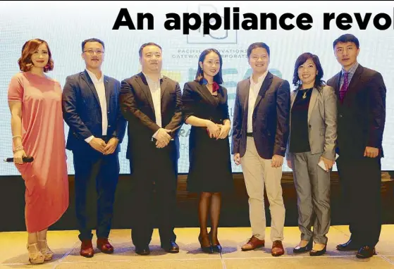  ??  ?? (From left) Chefmom Rosebud Benitez, Bear Electric Appliance’s Lam Lim, Kim Lam Wong and Rose Rao, Pacific Innovation­s Gateway Inc. general manager Jason Li, Landlite Philippine­s Corp. CEO Jocelyn See and PIGI director Wang Lei