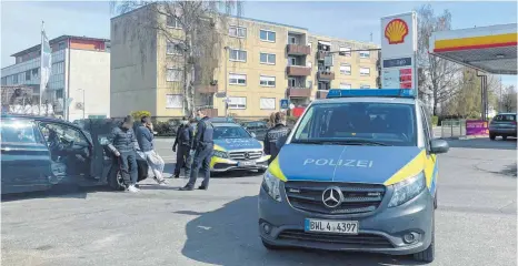  ?? FOTOS: MELANIE SCHMIDT ?? Eine Tierschütz­erin aus München hat bei der Übergabe der Hundewelpe­n in Ravensburg die Polizei verständig­t. Die Beamten nahmen die beiden Händler mit aufs Revier, um sie zu vernehmen.