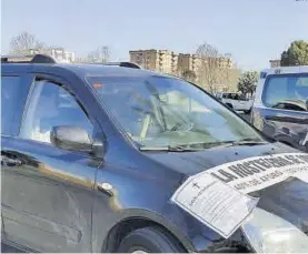  ??  ?? Uno de los manifestan­tes en la caravana de vehículos, ayer en Mérida.