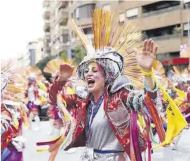  ?? JOTA GRANADO ?? `Nos vamos de festival' Una participan­te de Los Pirulfos en el desfile. ▷