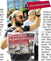  ?? DPA-BILD: PITARAKIS ?? Ein Aktivist hält in Istanbul die „Cumhuriyet“und ein Schild in die Höhe. Darauf steht „Journalism is not a crime“(„Journalism­us ist kein Verbrechen“).