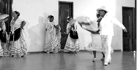  ?? Jorge Andrade ?? La presentaci­ón de diversos grupos en el auditorio municipal, que para conmemorar el día de San Valentín. /