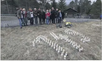  ?? (Photo Franz Chavaroche) ?? Une douzaine de proches de victimes ont composé un «  » géant à l’aide de bougies, en souvenir des  victimes d’Andreas Lubitz.