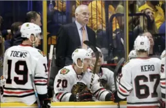  ?? MARK HUMPHREY — THE ASSOCIATED PRESS ?? Chicago coach Joel Quennevill­e talks to his players during the first period in Game 4 of the a first-round series against the Nashville Predators on Thursday in Nashville, Tenn.