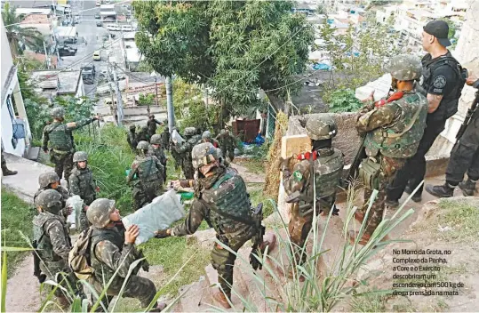 ?? WHATSAPP O DIA ?? No Morro da Grota, no Complexo da Penha, a Core e o Exército descobrira­m um esconderij­o com 500 kg de droga prensada na mata