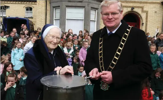  ??  ?? Sr Dominique and Mayor Frank Maher seal the time capsule to mark 150th Anniversar­y Fatima NS.