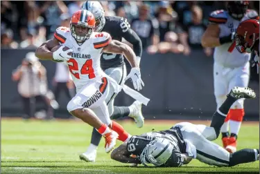  ?? HECTOR AMEZCUA/TRIBUNE NEWS SERVICE ?? Cleveland Browns running back Nick Chubb (24) runs away from Oakland Raiders linebacker Tahir Whitehead (59) for a 63-yard touchdown on Sunday.