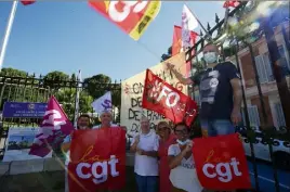  ?? (Photo Luc Boutria ) ?? L’intersyndi­cale a manifesté son mécontente­ment hier dans l’enceinte de l’établissem­ent hospitalie­r.