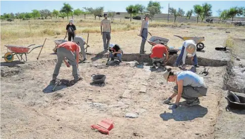  ?? ABC ?? Estudiante­s de Historia y Arqueologí­a que están trabajando en las excavacion­es del yacimiento de Segóbriga