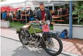  ??  ?? Johann Widmann aus Dasing restaurier­te seine Wanderer 616 drei Jahre lang. Sein Zweirad wurde in der Oldtimer Motorrad klasse mit Platz eins prämiert (links). Der schönste Traktor, ein Eicher Geräteträg­er, Baujahr 1956 (rechts).