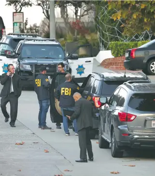  ?? AFP ?? Policías revisan la casa donde ocurrió el ataque contra el esposo de Pelosi