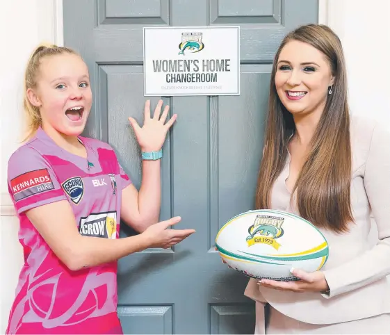  ?? Picture: RICHARD GOSLING ?? Surfers Paradise under-15 player Piper Flynn shares her excitement about female facility upgrades with Member for Gaven Meaghan Scanlon.