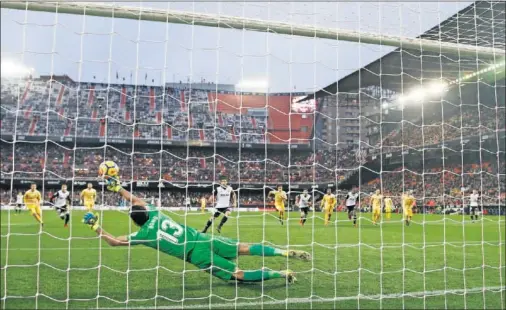  ??  ?? GOL DE PAREJO. El capitán del Valencia anotó el penalti cometido sobre Gayà por Maffeo.