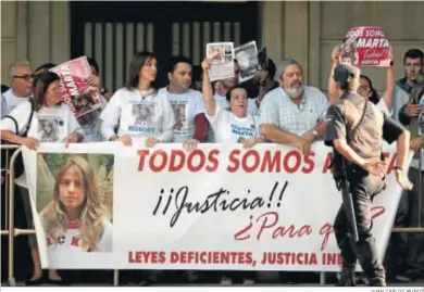  ?? JUAN CARLOS MUÑOZ ?? Una protesta en la Audiencia de Sevilla coincidien­do con el inicio del juicio por el asesinato de Marta del Castillo.