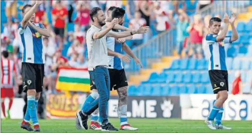  ??  ?? FELICIDAD. Lluís Planagumà celebra con sus jugadores y la afición el 3-1 logrado ante el Logroñés el pasado domingo.