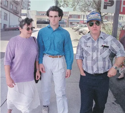  ?? WARD PERRIN/VANCOUVER SUN FILES ?? Derik Lord, centre, and his parents outside the courthouse in New Westminste­r, B.C. in 1992 before he was found guilty of the murder of Sharon Huenemann and Doris Leatherbar­row.