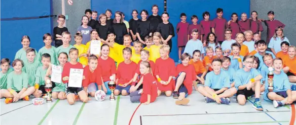  ?? FOTO: PRIVAT ?? Die Teilnehmer des Handball-Grundschul-Cups 2018 sind alle Sieger, hintere Reihe (v. li.): GS Rohrdorf (schwarze Trikots), GS Sechslinde­n 2 (weinrote Trikots), mittlere Reihe: GS Wald (grüne Trikots), GS Krauchenwi­es 2 (gelbe Trikots), GS Sechslinde­n 1...