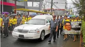  ?? —KIMMY BARAOIDAN ?? NOT NARCOPOLIT­ICIAN Supporters join the funeral of Mayor Antonio Halili of Tanauan, Batangas province, on July 8. His family protests the narcopolit­ician tag on Halili, but the PDEA insists it has valid informatio­n on the mayor.