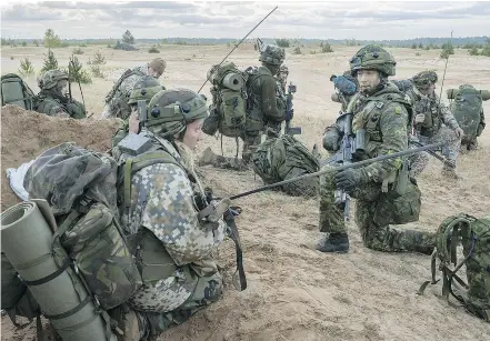  ?? — LAND TASK FORCE IMAGERY FILES ?? MATTHEW FISHER Lieut. Francis Arseneault, Platoon Commander, Fus du St-Laurent, talks with Latvian military members during a field exercise at Adazi Military Training Area in Kadaga, Latvia.