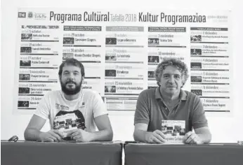  ??  ?? El concejal de Cultura, Iñaki Lerga, posa junto al técnico Atxu Ayerra.