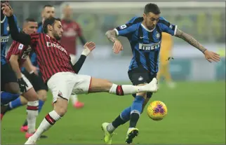  ??  ?? FC Inter’s Matias Vecino (R) vies with AC Milan’s Hakan Calhanoglu during a Serie A football match between FC Inter and AC Milan