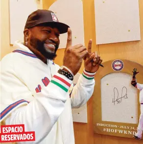  ?? AP ?? ESPACIO
RESERVADOS
David Ortiz firmó una tabla que muestra el lugar donde será colocada su placa en el Salón de la Fama de las Grandes Ligas.