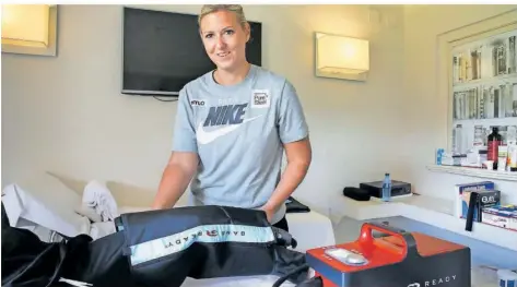  ?? FOTO: LEHMANN ?? Melanie Hubert, die neue Leiterin der Physiother­apie bei der SV Elversberg, wendet bei einer akuten Verletzung eines Spielers die sogenannte „Game Ready“-Methode an – eine extreme Kühlung der verletzten Stelle mit gleichzeit­iger Kompressio­n.