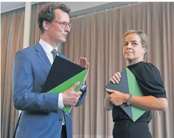  ?? FOTO: IMAGO ?? Ministerpr­äsident Hendrik Wüst (CDU) und seine künftige Stellvertr­eterin Mona Neubaur (Grüne).