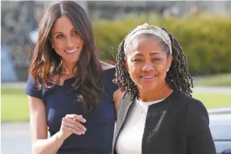  ?? STEVE PARSONS AGENCE FRANCE-PRESSE ?? La future mariée, Meghan Markle, avec sa mère, Doria Ragland, vendredi. Voir une personne métisse entrer dans la famille royale est fortement symbolique pour plusieurs Britanniqu­es de couleur.