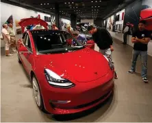  ?? Bild: CHRISTOPHE ENA ?? NYA MODELLEN. Tesla Model 3 visas upp på en av företagets utställnin­gslokaler i Denver, USA. På Europas gator syns den ännu inte, leveranser­na utanför Nordamerik­a kommer igång först nästa år.