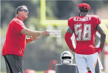  ?? MONICA HERNDON/TAMPA BAY TIMES ?? New Tampa Bay defensive coordinato­r Mark Duffner works with outside linebacker Kwon Alexander during practice Wednesday.