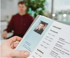 ?? Foto: dpa ?? Ein Lebenslauf muss nicht immer perfekt sein. Auch wer eine Zeit lang nicht gearbei tet hat, findet einen Job. Wenn er die Lücke begründen kann.