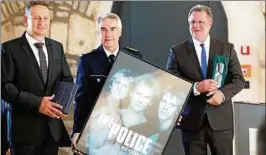  ??  ?? Polizeiprä­sident Frank-michael Schwarz bekommt zur Amtseinfüh­rung das Plakat von „The Police" überreicht. Neben ihm Lka-präsident Jens Kehr (links) sowie der ausgeschie­dene Polizeiprä­sident Karl-uwe Brunnengrä­ber. Foto: Kai Mudra