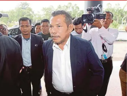  ?? PIC BY KHAIRUNISA­H LOKMAN ?? Malaysian Anti-Corruption Commission officers escorting Datuk Mohd Yusof Abu Hasan, former special officer to the Melaka Historical City Council mayor, to the Sessions Court in Melaka yesterday.