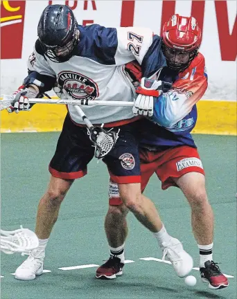 ?? CLIFFORD SKARSTEDT EXAMINER ?? Peterborou­gh Century 21 Lakers’ Jeff Swift fights for the ball against Oakville Rock’s Pat Walsh during first period Major Series Lacrosse action on July 12, 2018 at the Memorial Centre. The teams meet Tuesday at 8 p.m. at the PMC in Game 1 of the MSL series.