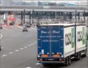  ?? (Photo Cyril Dodergny) ?? Les transporte­urs routiers dénoncent une « surfactura­tion des sociétés d’autoroute » après les opérations des « gilets jaunes » aux péages.