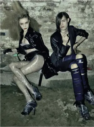  ??  ?? Il punk ispirazion­e per le griffe. Qui Roberto Cavalli, Saint Laurent, Prada, John Richmond. Foto di Steven Meisel, Vogue Italia, giugno 2009.