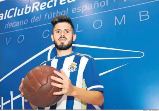  ?? FOTOS: JOSUÉ CORREA. ?? Isi Ros, durante su presentaci­ón oficial como nuevo jugador del Recreativo de Huelva.