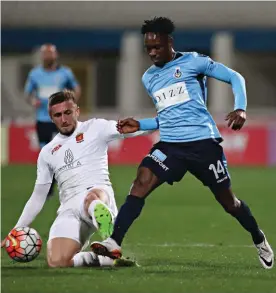  ??  ?? LLyewllyn Cremona of Valletta (L) goes in hard with his challenge against Sliema Wanderers’ Frank Temile.