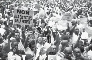  ?? — Gambar AFP ?? BANTAH: Para penyokong pembangkan­g Mali Soumaila Cisse membawa kain rentang yang bertulis ‘Tidak menyokong penipuan pemerintah­an diktator’ baru-baru ini.