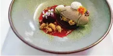  ?? Foto: Daniel Schmid, dpa ?? Sternekoch Daniel Schmidthal­er tischt als Dessert auch ausgefalle­ne Gemüsekrea­tio nen auf: Rote Bete mit einem Eis aus Herbsttrom­peten.