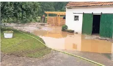  ?? FOTO: FEUERWEHR ?? Das Unwetter im Mai hat auf dem Hof am Angerweg in Heiligenha­us riesige Pfützen hinterlass­en.