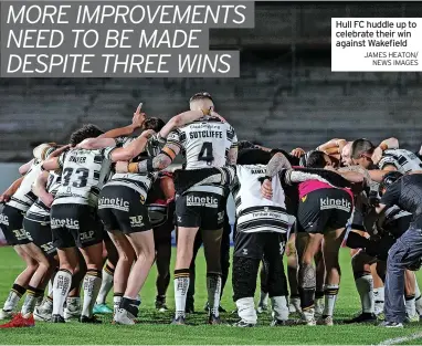  ?? JAMES HEATON/ NEWS IMAGES ?? Hull FC huddle up to celebrate their win against Wakefield