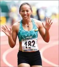  ?? WAHYUDIN/JAWA POS ?? JAGA PERFORMA: Sprinter putri Jatim Tri Setyo Utami merayakan kemenangan­nya pada nomor lari 100 meter di PON XIX/2016 Jabar.