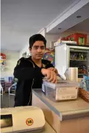  ?? Bild: Lennart Hildingsso­n ?? Jihad Sulaiman jobbar i familjens kiosk vid Kråkbergsg­atan i Hyltebruk (Hylte Kiosken) som man övertog i somras, av Kerstin Alexén.