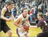  ?? JIMMY ZANOR - THE MIDDLETOWN PRESS ?? Valley Regional’s Cory Craco drives past East Lyme’s Ben Bennett (13) and Stan Williams (3) on Friday night.