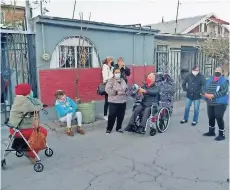  ??  ?? Ha Dado pláticas de prevención y sigue con el apoyo de la entrega de lentes y cobijas