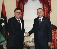  ?? Bild: AP ?? Turkiets president Recep Tayyip Erdogan, till höger, skakar hand med Libyens internatio­nellt erkända regerings premiärmin­ister, Fayez al-Sarraj, under ett möte i Istanbul den 15 december.